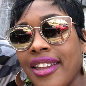 Meet your Posher, Ebony